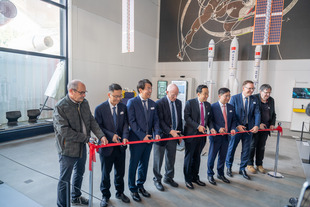 Eröffnung der Sonderausstellung mit ESA-Astronaut Claude Nicollier und dem chinesischen Botschafter in der Schweiz, Wang Shihting (4. und 5. von links)