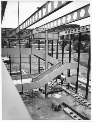 Einbau der Stahltreppe in der Halle Luftfahrt Anfangs der 1970er-Jahre